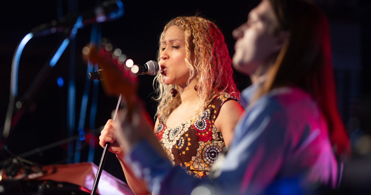 <span id="hs_cos_wrapper_name" class="hs_cos_wrapper hs_cos_wrapper_meta_field hs_cos_wrapper_type_text" style="" data-hs-cos-general-type="meta_field" data-hs-cos-type="text" >Millainen ohjelma sopii yritysjuhliin? 7 toimivaa ideaa</span>